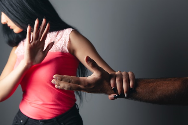 Violência doméstica. marido grita com a esposa