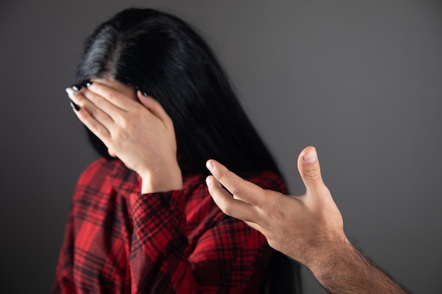 Violencia doméstica. el marido le grita a la esposa