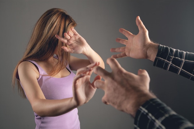 Foto violencia doméstica. marido le grita a la esposa