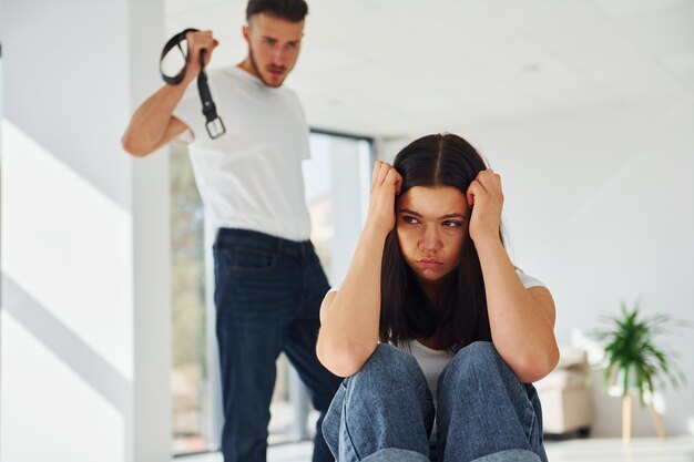 Violento agresivo joven amenazando a su novia en casa