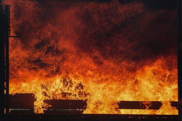 Foto violento incêndio na sala de contêineres