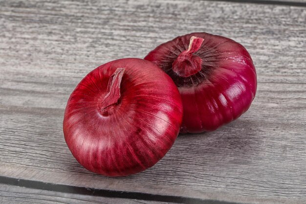 Violeta madura dos cebollas para cocinar