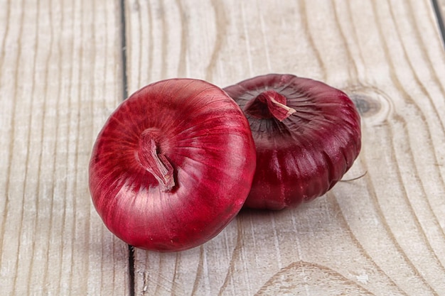 Violeta madura dos cebollas para cocinar