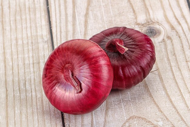 Foto violeta madura duas cebolas para cozinhar