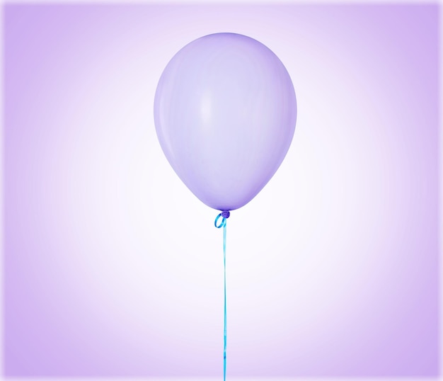 Violetter Luftballon auf hellem Hintergrund