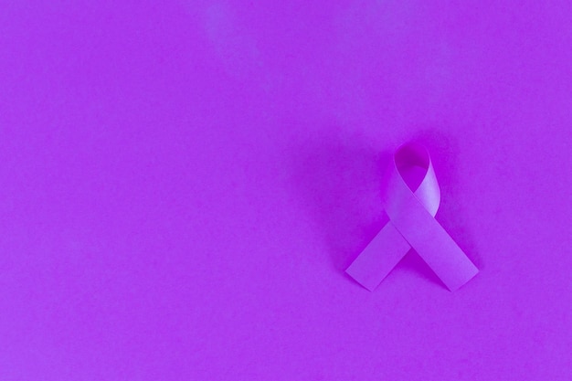 Violettes Band zum Symbol des Internationalen Tages zur Beseitigung der Gewalt gegen Frauen