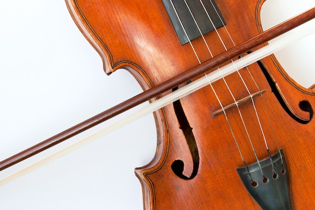 Violín con un arco sobre un fondo blanco