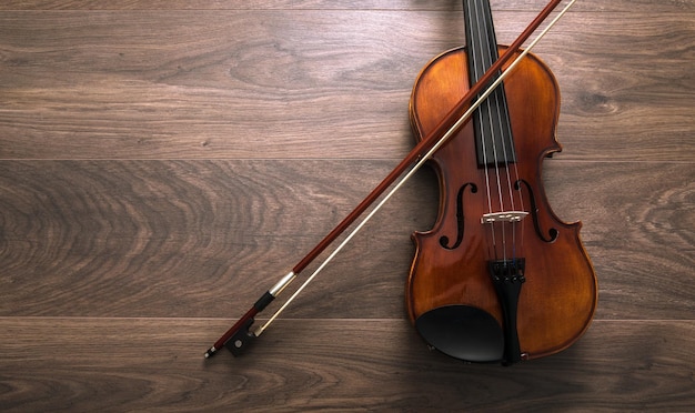 Violín en el fondo de madera