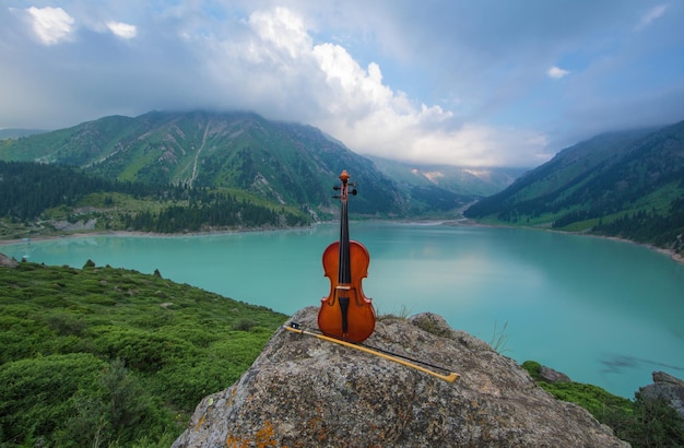 violín en un lago de montaña