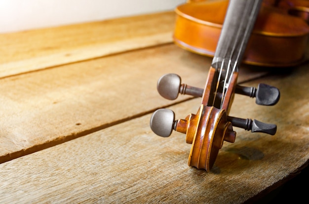 El violín en la mesa, cerca del violín en el piso de madera