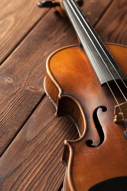 Violín en una mesa de madera con textura