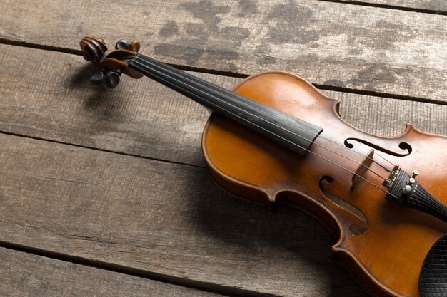 Violín en una mesa de madera con textura