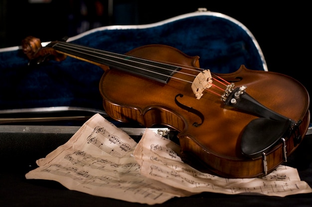 Violín con partitura