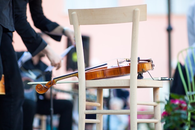 Violin en una silla