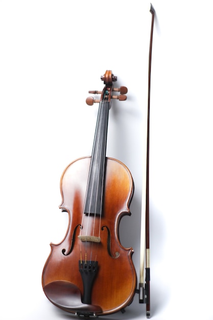 Foto violín sobre un fondo blanco