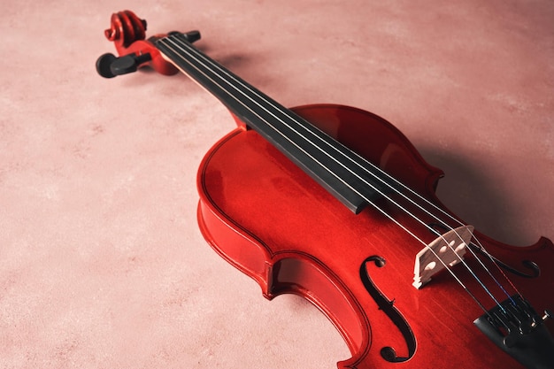 Violín sobre fondo de textura rosa