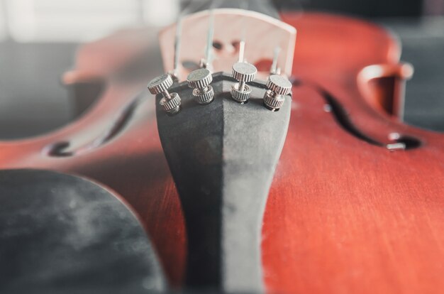 El violín sobre la mesa oscura, instrumento musical clásico utilizado en la orquesta.