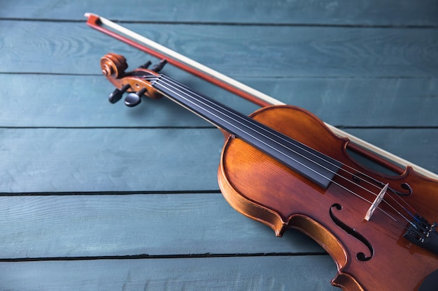 Violine auf dem Holztisch