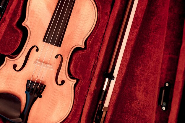 Violine und Bogen in dunkelrotem Etui.