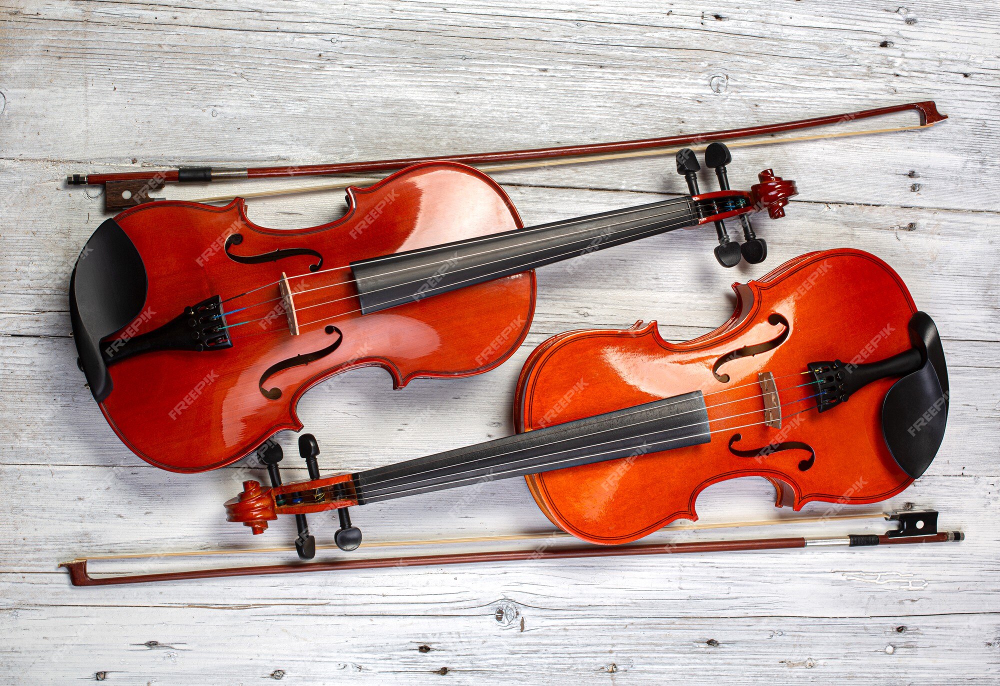 Violines clásicos arco sobre tablas madera blancas | Foto Premium