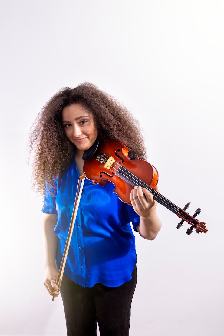 Foto violinista de garota engraçada sorrindo com seu violino