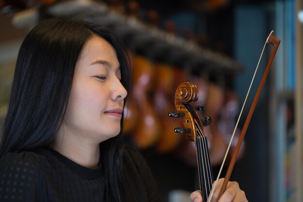 El violinista disfruta tocando música de violín.