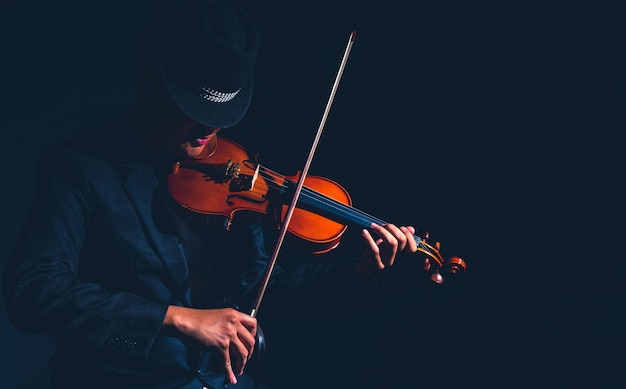 Violinista en estudio oscuro, concepto Musical