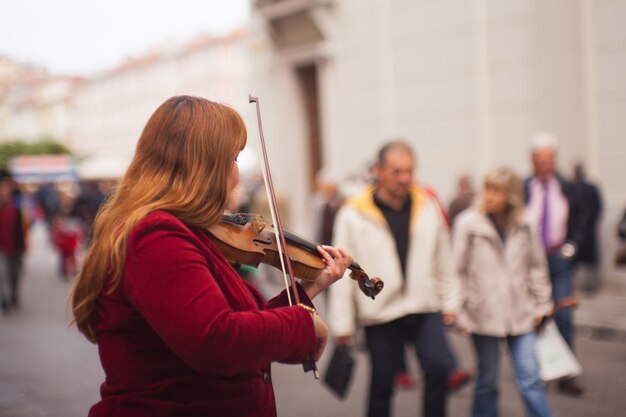 Violinista femenina tocando en la calle