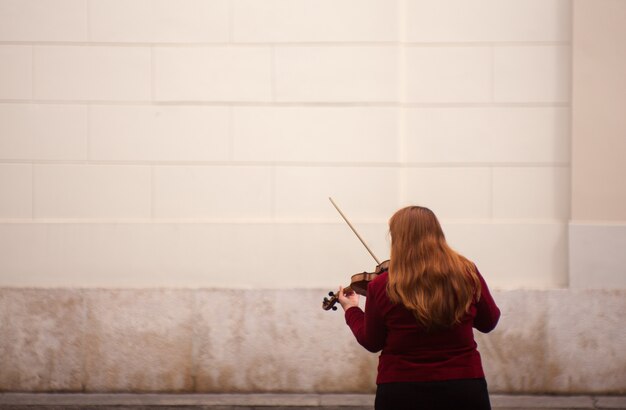 Violinista feminina brincando na rua