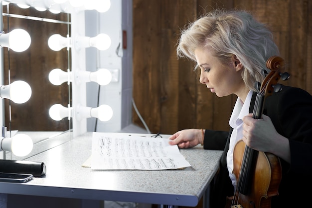 violinista preparándose para el concierto