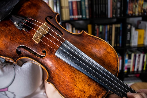 Violinista profissional tocando um violino antigo