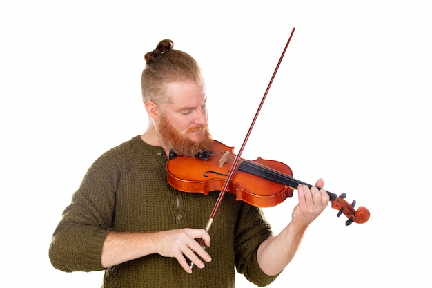 Violinista ruiva tocando violino