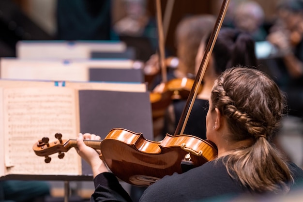 Un violinista toca en un concierto en la Filarmónica