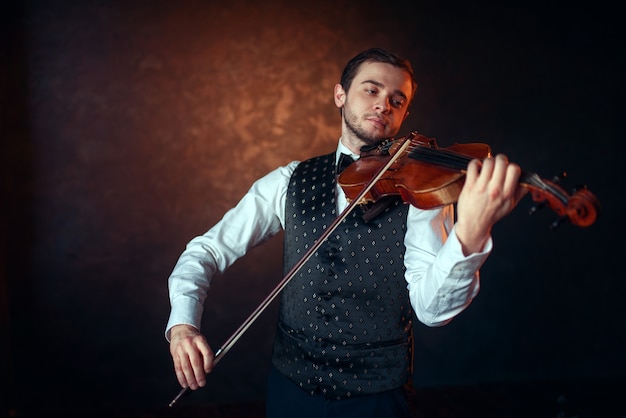 Violinista tocando música clássica no violino