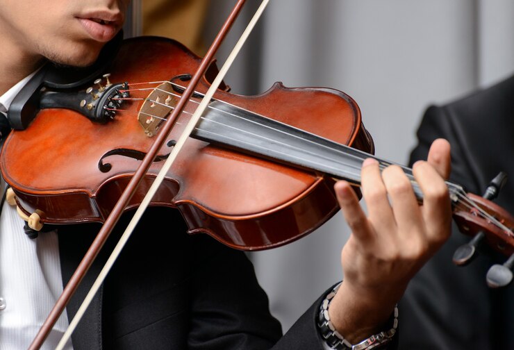 Violinista tocando una sinfonía