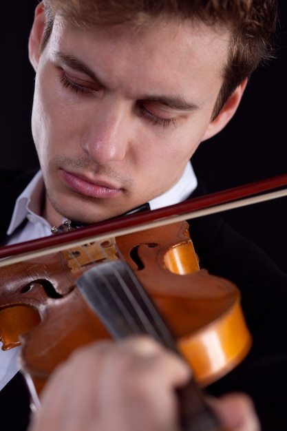Un violinista triste toca el violín.