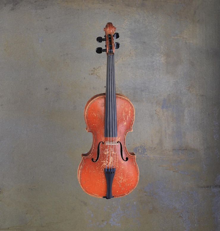 Foto violino antigo em fundo de concreto