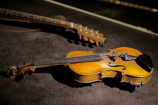 Violino antigo em um fundo escuro. Instrumento musical retrô.