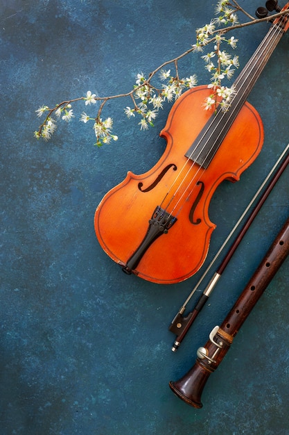 Violino, arco e flauta com um ramo de cerejeira