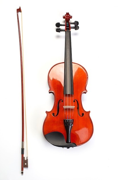 Violino clássico e arco isolado no branco