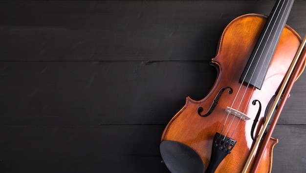 Foto violino clássico em fundo de madeira