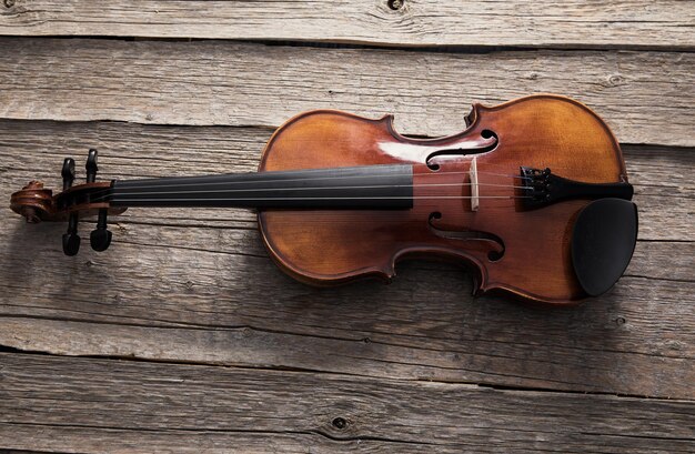 Violino clássico na mesa de madeira