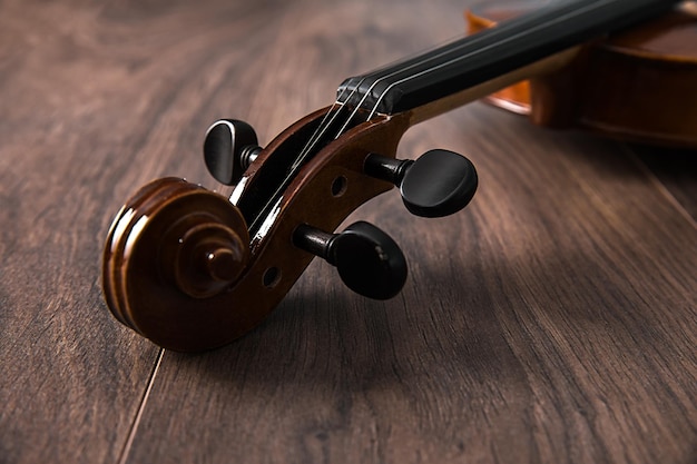 Violino clássico na mesa de madeira