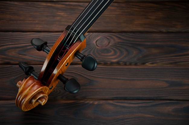 Violino de madeira com cordas de perto