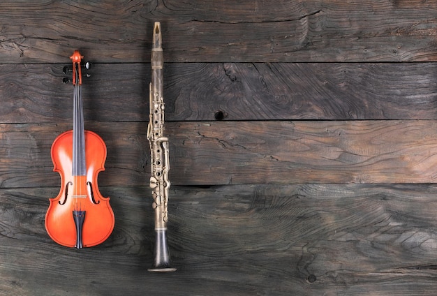 violino e clarinete isolados em fundo de madeira