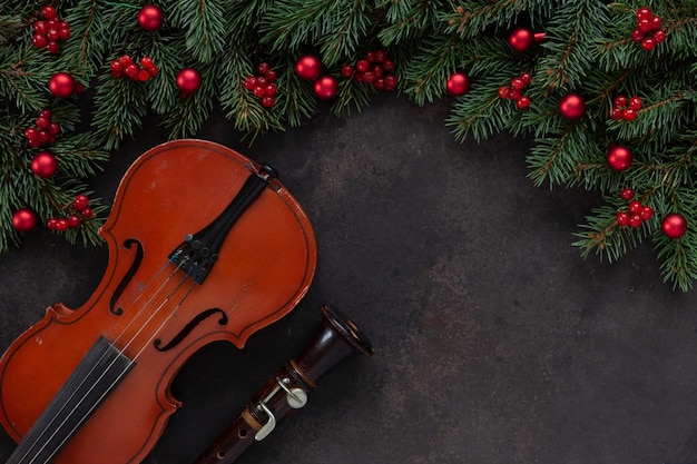 Violino e flauta velhos com ramos do abeto com decoração do natal. vista superior, close-up