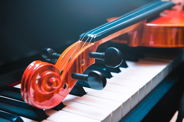 Violino e piano. música clássica.