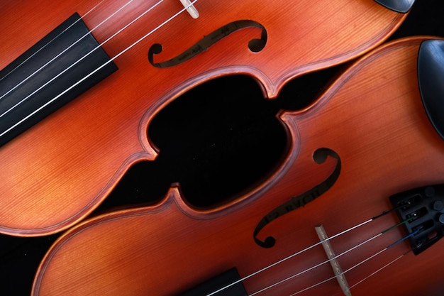 Violino em fundo preto sólido