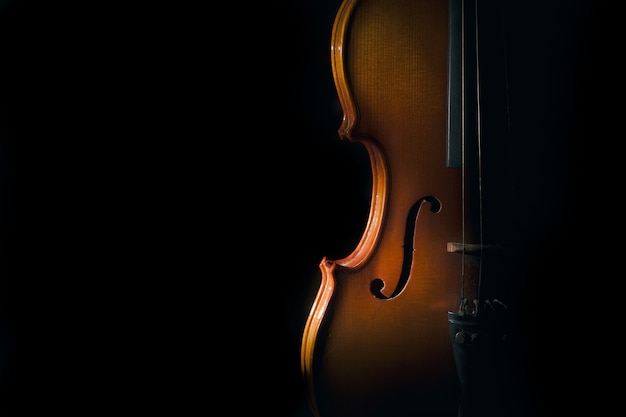 Violino em um fundo preto com luz do ponto