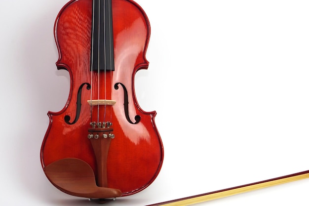 Violino encostado em um fundo branco de parede em branco com espaço de cópia Instrumento e conceito musical